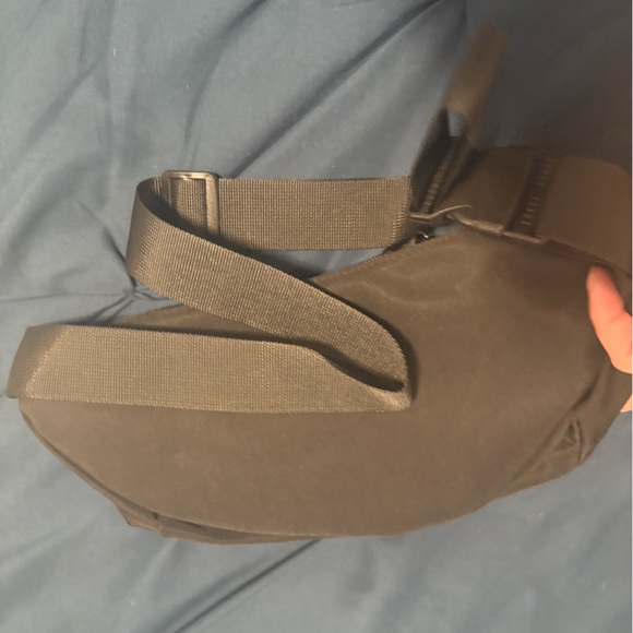 NWT bum bag lots of zippers! - Picture 7 of 7